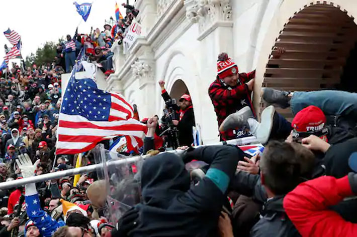 Người ủng hộ Tổng thống Donald Trump tấn công tòa nhà Quốc hội Mỹ hôm 6/1 - Ảnh: Reuters.