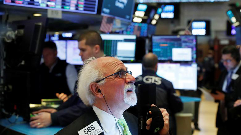 Các nhà giao dịch cổ phiếu trên sàn NYSE ở New York, Mỹ - Ảnh: Reuters.