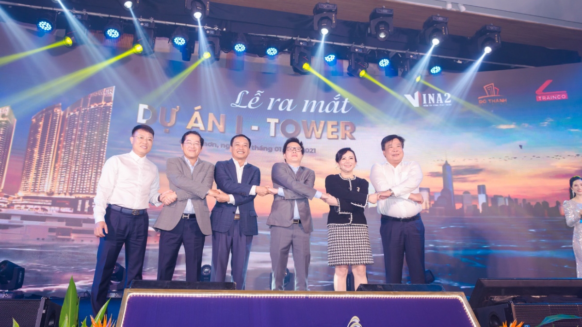 Khách hàng tham dự Lễ ra mắt dự án I - Tower còn chứng kiến những cái bắt tay giữa chủ đầu tư Đô Thành và các đối tác chiến lược.