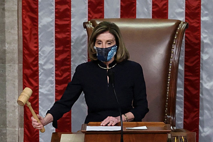 Chủ tịch Hạ viện Mỹ Nancy Pelosi chủ trì cuộc bỏ phiếu đưa ông Trump ra luận tội tại Hạ viện ngày 13/1 - Ảnh: Reuters.
