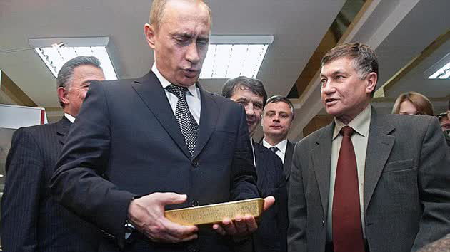 Tổng thống Nga Vladimir Putin trong một chuyến thị sát dự trữ vàng của nước này.