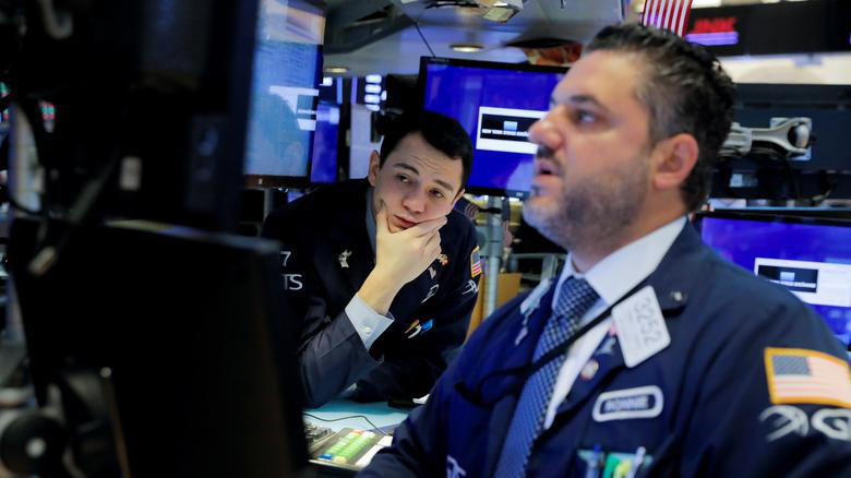 Các nhà giao dịch cổ phiếu trên sàn NYSE ở New York, Mỹ - Ảnh: Reuters.