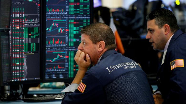 Các nhà giao dịch cổ phiếu trên sàn NYSE ở New York, Mỹ - Ảnh: Reuters.