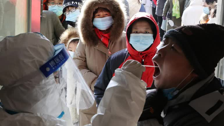 Lấy mẫu xét nghiệm Covid-19 ở Trung Quốc - Ảnh: Reuters.