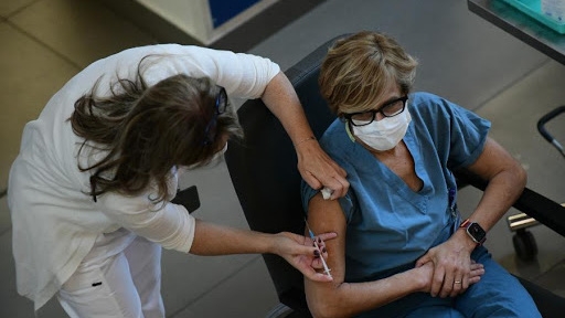 Tiêm phòng Covid-19 ở Israel - Ảnh: Xinhua.