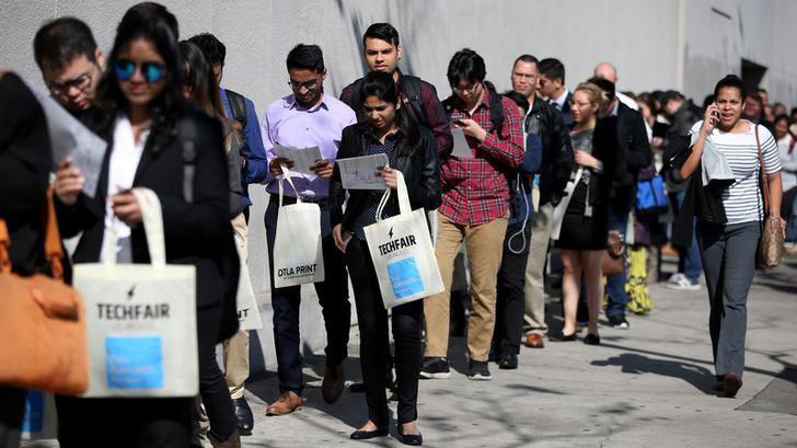 Người Mỹ xếp hàng nộp đơn xin trợ cấp thất nghiệp - Ảnh: Reuters.