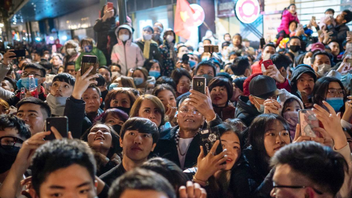 Người dân trong đêm giao thừa đón năm mới 2021 ở Hà Nội - Ảnh: Nikkei.