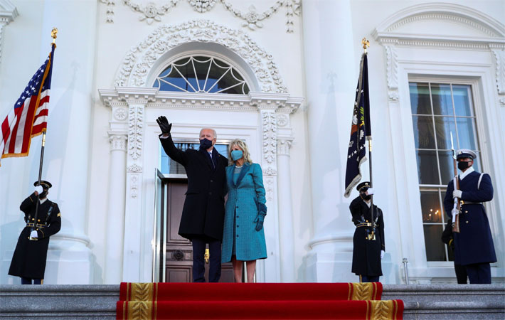 Tân Tổng thống Mỹ Joe Biden và đệ nhất phu nhân Jill Biden đặt chân tơi Nhà Trắng sau lễ nhậm chức của ông Biden ngày 20/1 - Ảnh: Reuters.