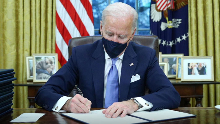 Tổng thống Mỹ Joe Biden ký các văn bản điều hành tại Phòng Bầu dục ngày 20/1 - Ảnh: Reuters.