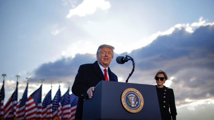 Tổng thống Mỹ Donald Trump và đệ nhất phu nhân Melania Trump trong bài phát biểu từ biệt của ông Trump ở căn cứ Andrews ngày 20/1 - Ảnh: Reuters.