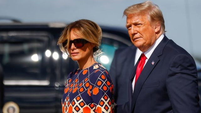 Vợ chồng cựu Tổng thống Mỹ Donald Trump về tư dinh ở ngày 20/1, khi ông Trump hết nhiệm kỳ - Ảnh: Reuters.