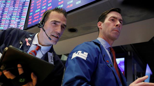 Các nhà giao dịch cổ phiếu trên sàn NYSE ở New York, Mỹ - Ảnh: Reuters.