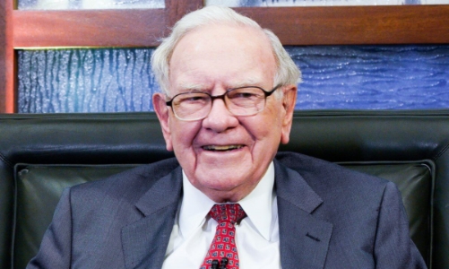 Tỷ phú Warren Buffett tiêu tiền tiết kiệm thế nào?