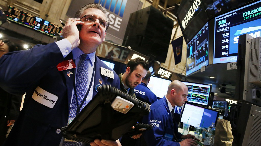 Các nhà giao dịch cổ phiếu trên sàn NYSE ở New York, Mỹ - Ảnh: AP.