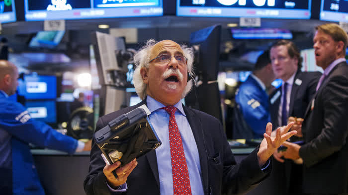 Các nhà giao dịch cổ phiếu trên sàn NYSE ở New York, Mỹ - Ảnh: AP.