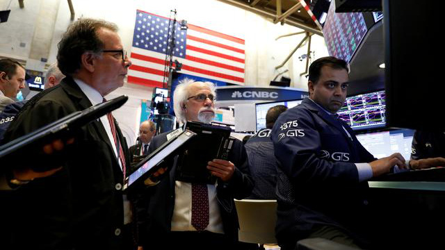 Các nhà giao dịch cổ phiếu trên sàn NYSE ở New York, Mỹ - Ảnh: Reuters.