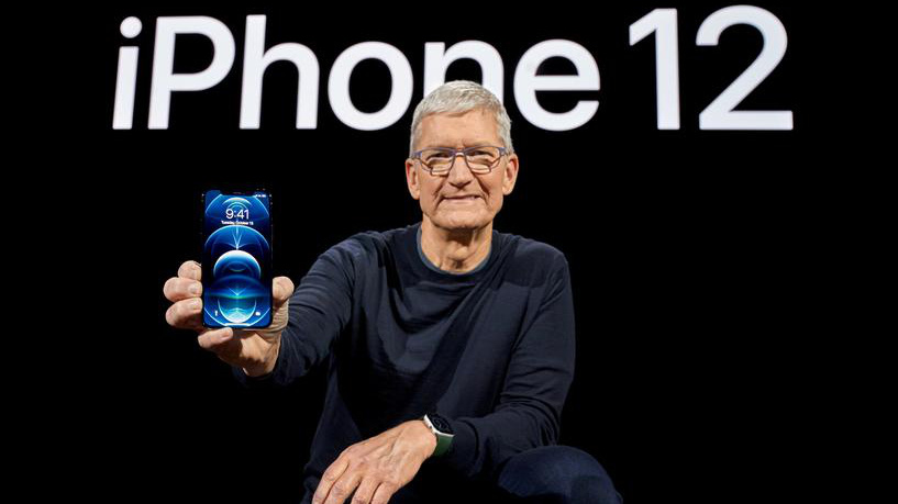 CEO Tim Cook của Apple và mẫu điện thoại iPhone 12 - Ảnh: Reuters.