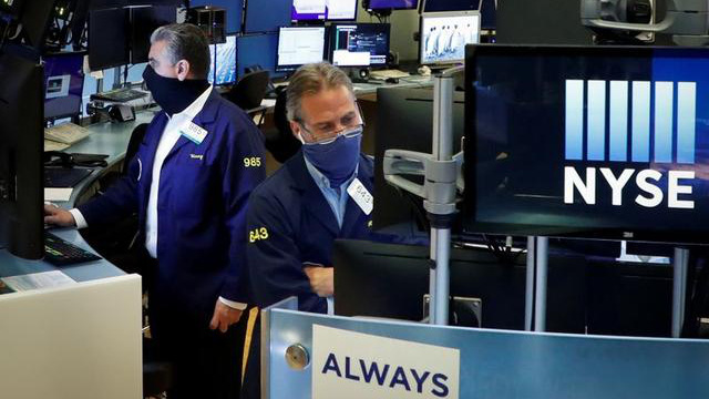 Các nhà giao dịch cổ phiếu trên sàn NYSE ở New York, Mỹ - Ảnh: Reuters.