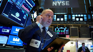 Một nhà giao dịch cổ phiếu trên sàn NYSE ở New Yor, Mỹ -  Ảnh: Reuters