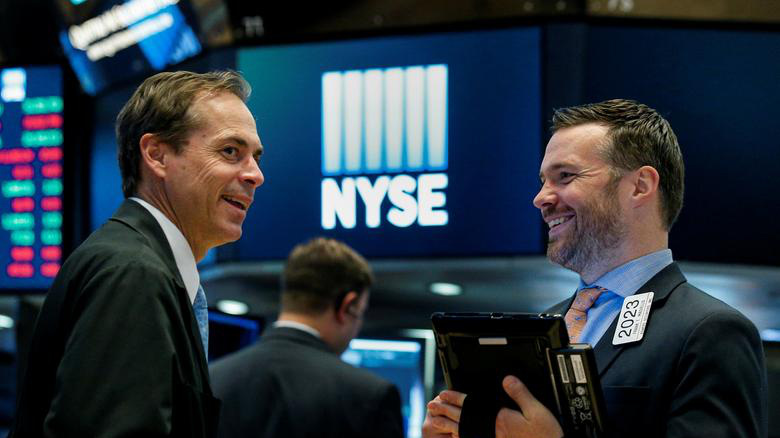 Các nhà giao dịch cổ phiếu trên sàn NYSE ở New York, Mỹ - Ảnh: Reuters.