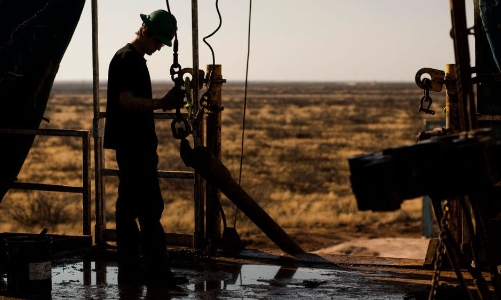 Các quỹ đầu cơ đang đặt cược vào dầu thô, đẩy giá tăng mạnh