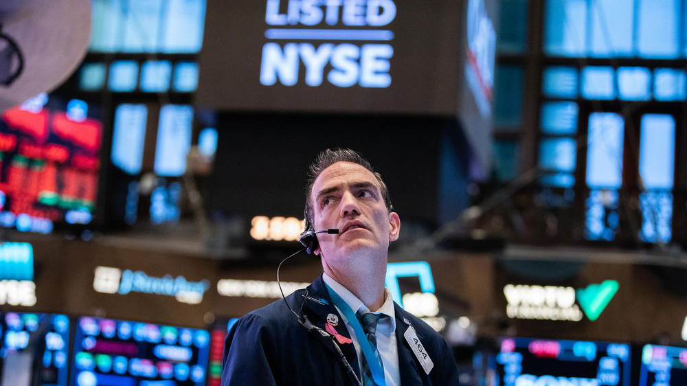 Một nhà giao dịch cổ phiếu trên sàn NYSE ở New York, Mỹ - Ảnh: Bloomberg.