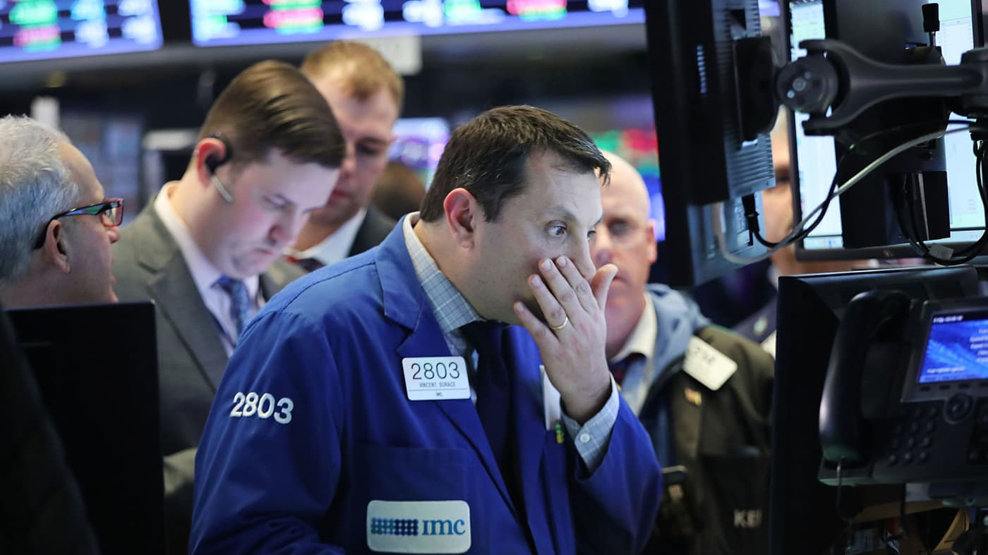 Các nhà giao dịch cổ phiếu trên sàn NYSE ở New York, Mỹ -  Ảnh: Reuters.