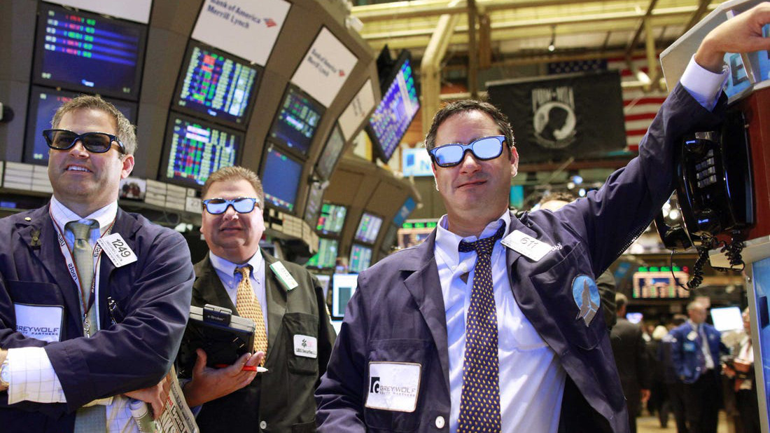 Các nhà giao dịch cổ phiếu trên sàn NYSE ở New York, Mỹ -  Ảnh: Reuters.