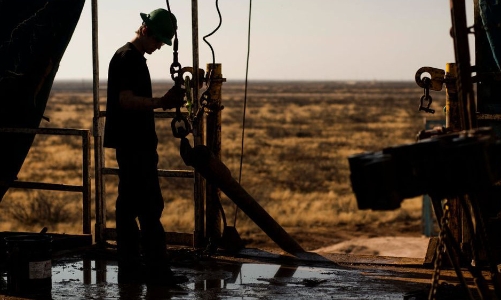 Giá dầu lập đỉnh mới do sản lượng của Mỹ giảm