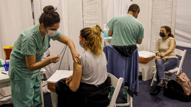 Tiêm chủng ngừa Covid-19 bằng vaccine Covid-19 ở Tel Aviv, Israel - Ảnh: Bloomberg.