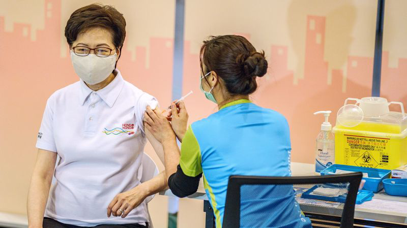 Trưởng đặc khu hành chính Hồng Kông Carrie Lam tiêm phòng Covid-19 bằng vaccine Sinovac hôm 22/2 - Ảnh: Bloomberg.