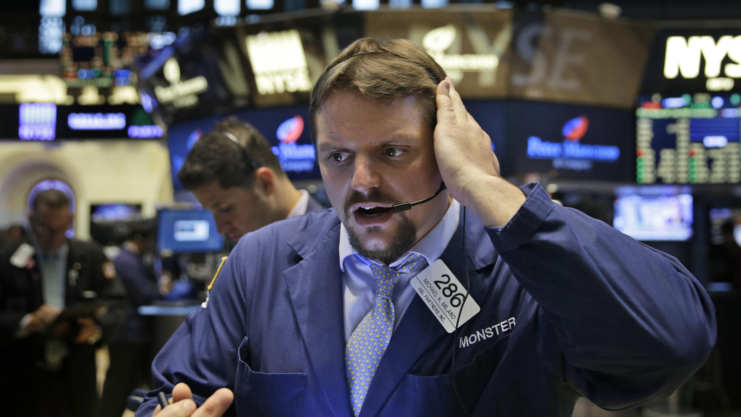 Một nhà giao dịch cổ phiếu trên sàn NYSE ở New York, Mỹ - Ảnh: Reuters.