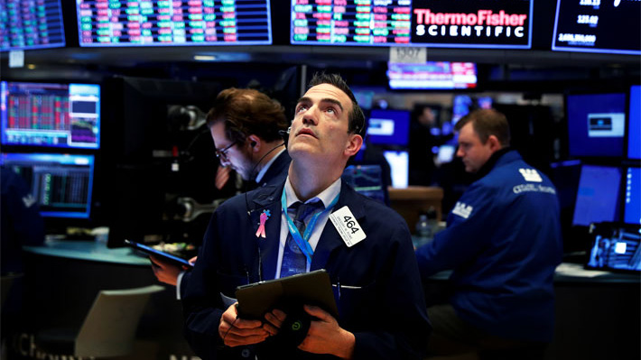 Các nhà giao dịch cổ phiếu trên sàn NYSE ở New York, Mỹ -  Ảnh: Reuters.