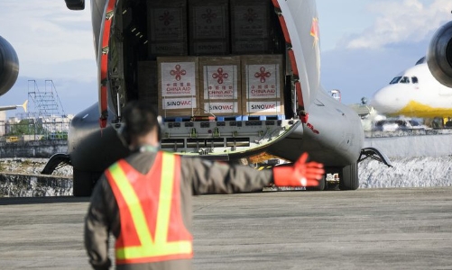 Philippines bắt đầu tiêm phòng Covid bằng vaccine Trung Quốc tài trợ