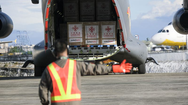 Lô vaccine Covid-19 của Sinovac hạ cánh xuống sân bay quân sự ở Manila, Philippines, ngày 28/2 - Ảnh: Bloomberg.