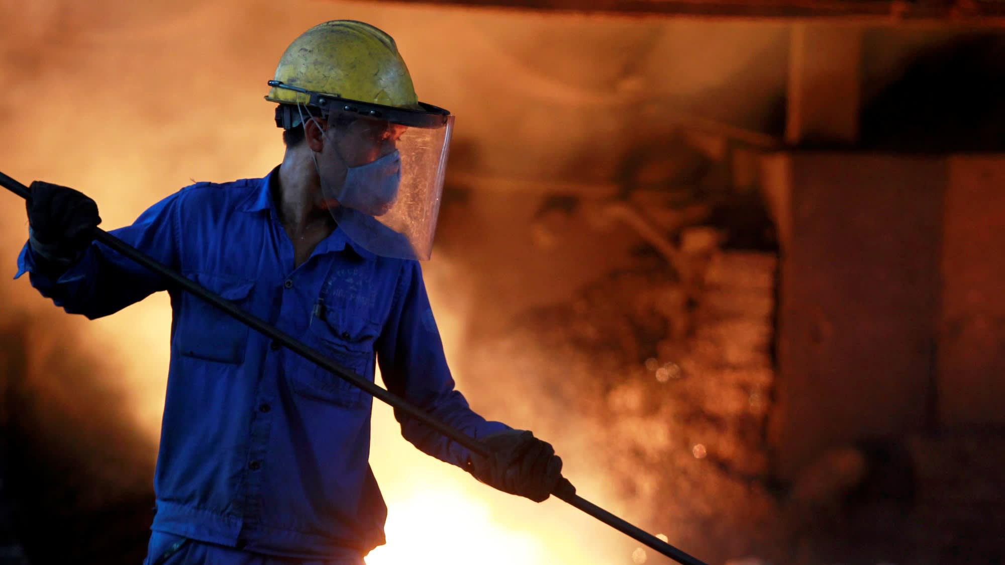 Một công nhân làm việc trong nhà máy thép của Hòa Phát - Ảnh: Reuters/Nikkei.