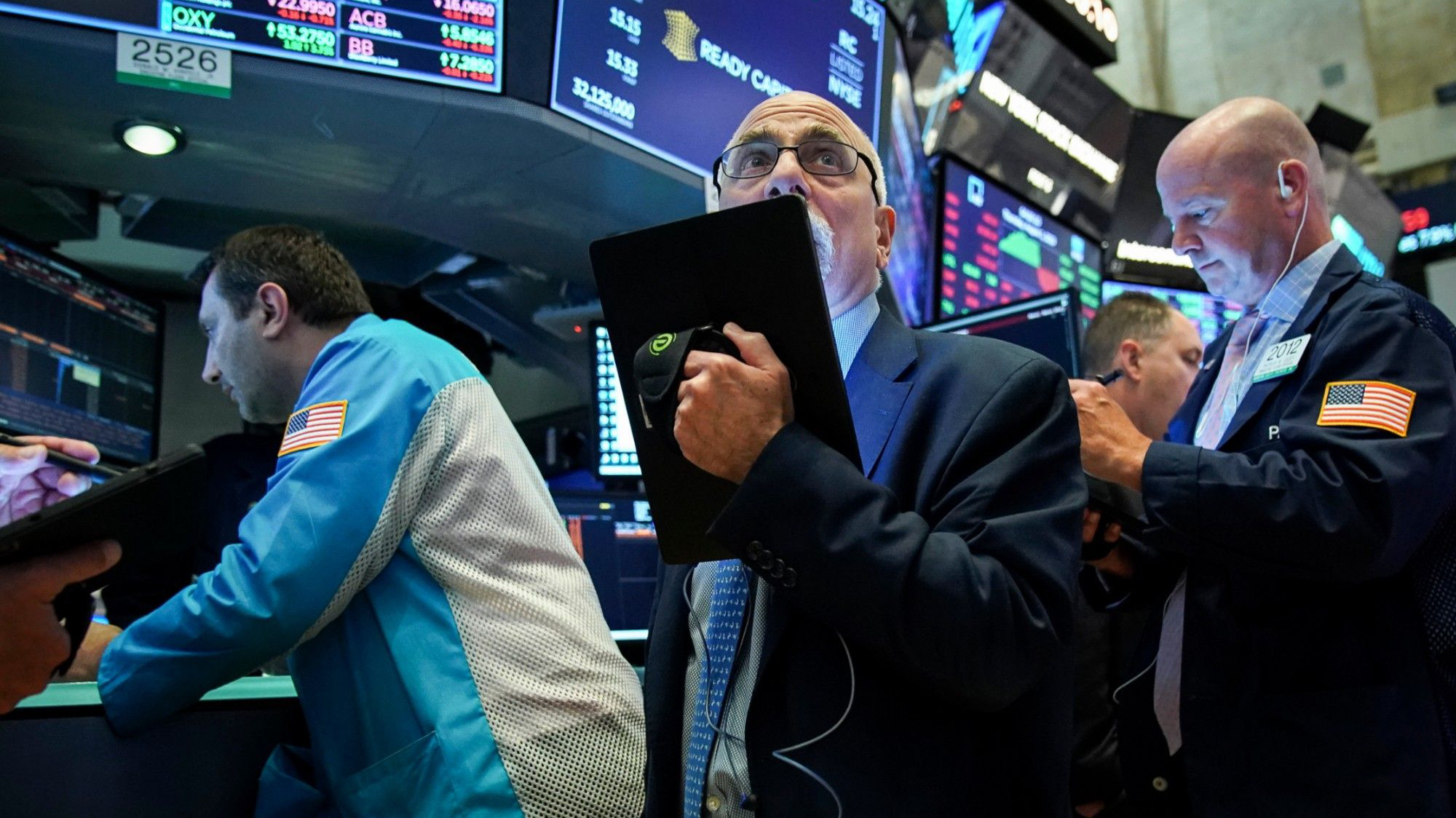 Các nhà giao dịch cổ phiếu trên sàn NYSE ở New York, Mỹ - Ảnh: Reuters.