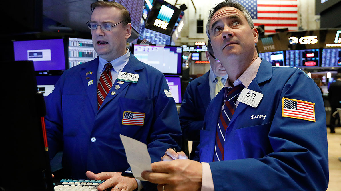 Các nhà giao dịch cổ phiếu trên sàn NYSE ở New York, Mỹ -  Ảnh: Reuters.