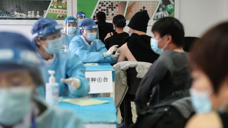Tiêm chủng ngừa Covid-19 ở Bắc Kinh - Ảnh: Getty/Bloomberg.