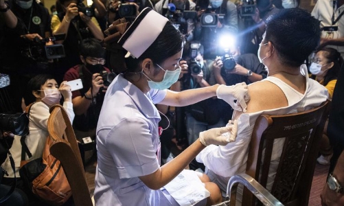 Thái Lan tính dùng “hộ chiếu vacccine” để mở cửa lại ngành du lịch