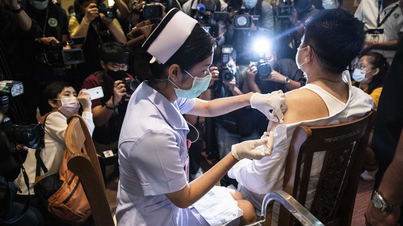 Tiêm chủng ngừa Covid-19 ở Thái Lan - Ảnh: Bloomberg.