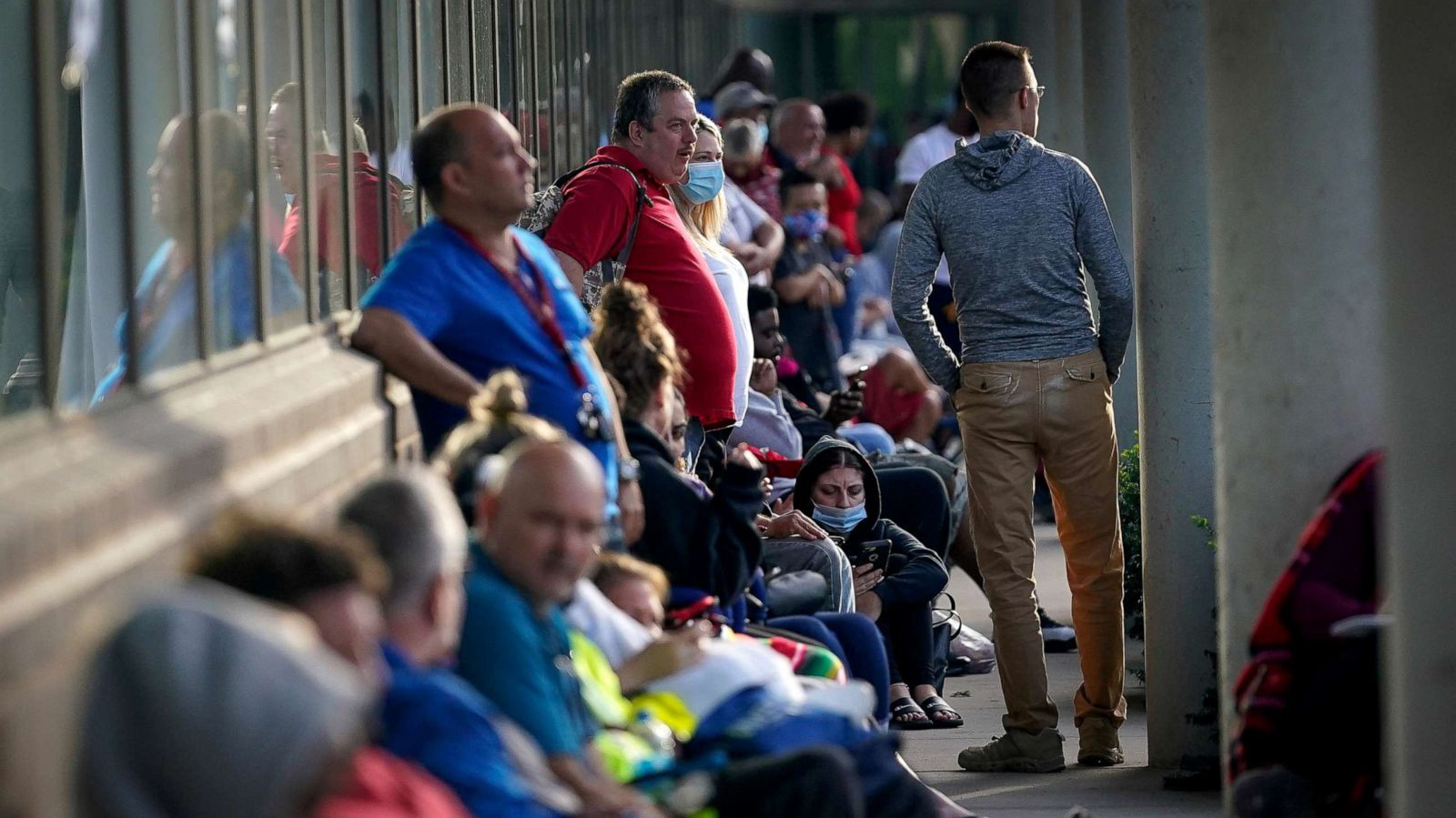 Người Mỹ xếp hàng chờ nộp đơn xin trợ cấp thất nghiệp - Ảnh: ABC News.