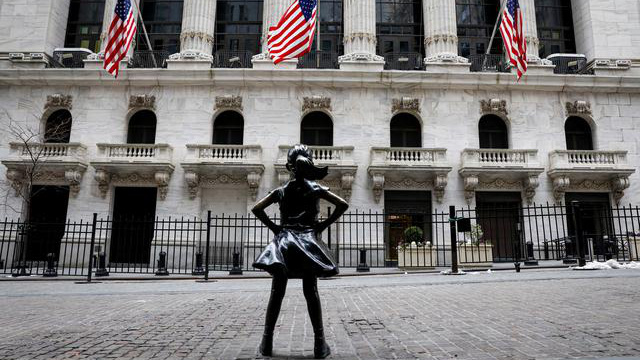 Tượng "Bé gái không sợ hãi" ("Fearless girl") bên ngoài Sở giao dịch chứng khoán New York (NYSE) - Ảnh: Reuters.