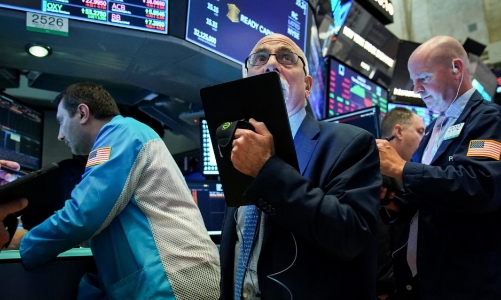 Dow Jones tăng nhờ gói kích cầu, Nasdaq sụt vì “cổ” công nghệ bị bán tháo