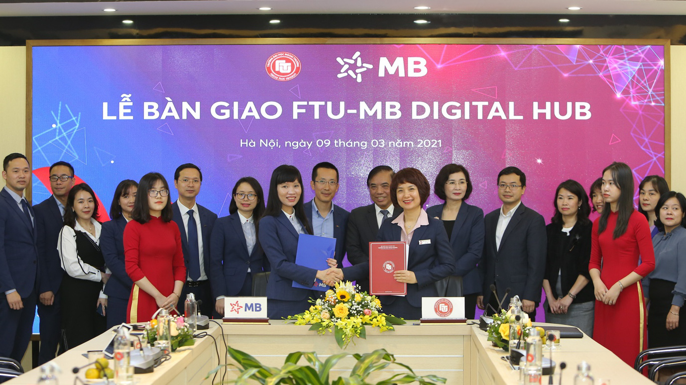 Bà Trần Thị Bảo Quế - Thành viên Ban điều hành MB và PGS.TS Phạm Thu Hương - Phó Hiệu trưởng FTU tại lễ bàn giao “FTU-MB Digital Hub”.