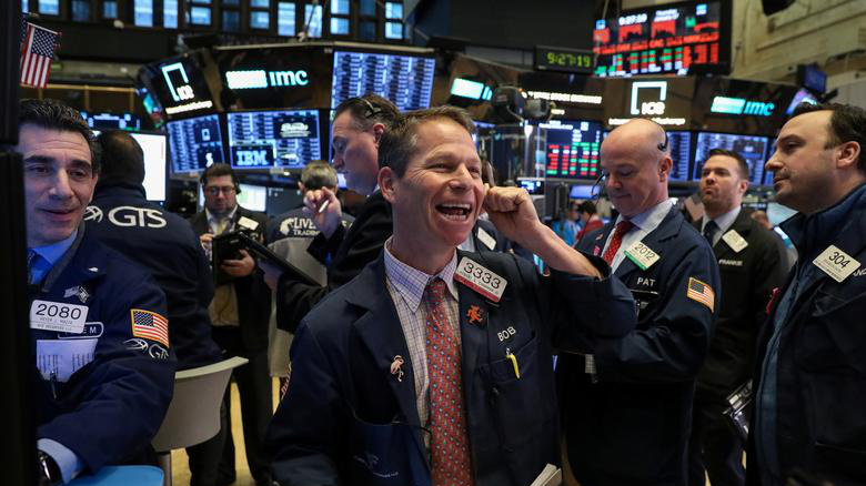 Các nhà giao dịch cổ phiếu trên sàn NYSE ở New York, Mỹ - Ảnh: Reuters.