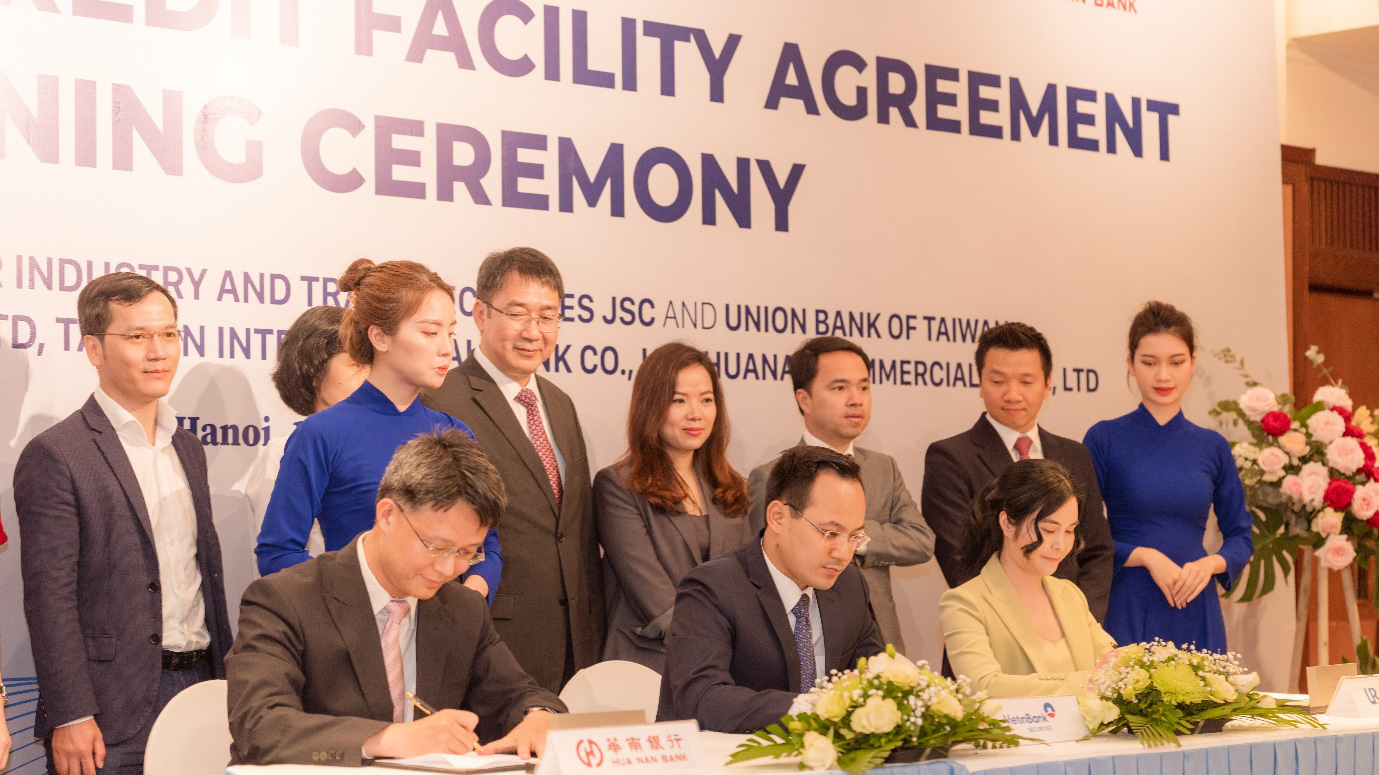 Ông Trần Phúc Vinh - Quyền Tổng giám đốc VietinBank Securities đại diện ký kết.