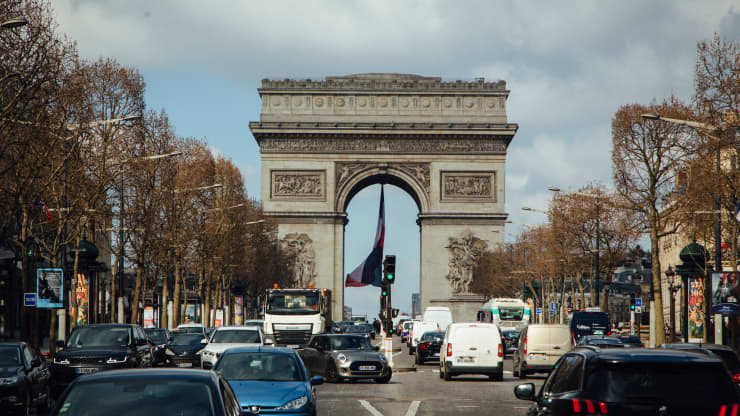 Thủ đô Paris của Pháp, nơi phải phong tỏa từ ngày 20/3 để chống làn sóng Covid-19 mới - Ảnh: Getty/CNBC.