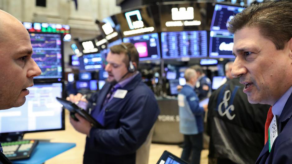 Các nhà giao dịch cổ phiếu trên sàn NYSE ở New York, Mỹ - Ảnh: Reuters.
