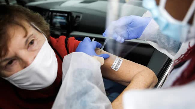 Tiêm phòng Covid-19 ở Mỹ - Ảnh: Reuters.